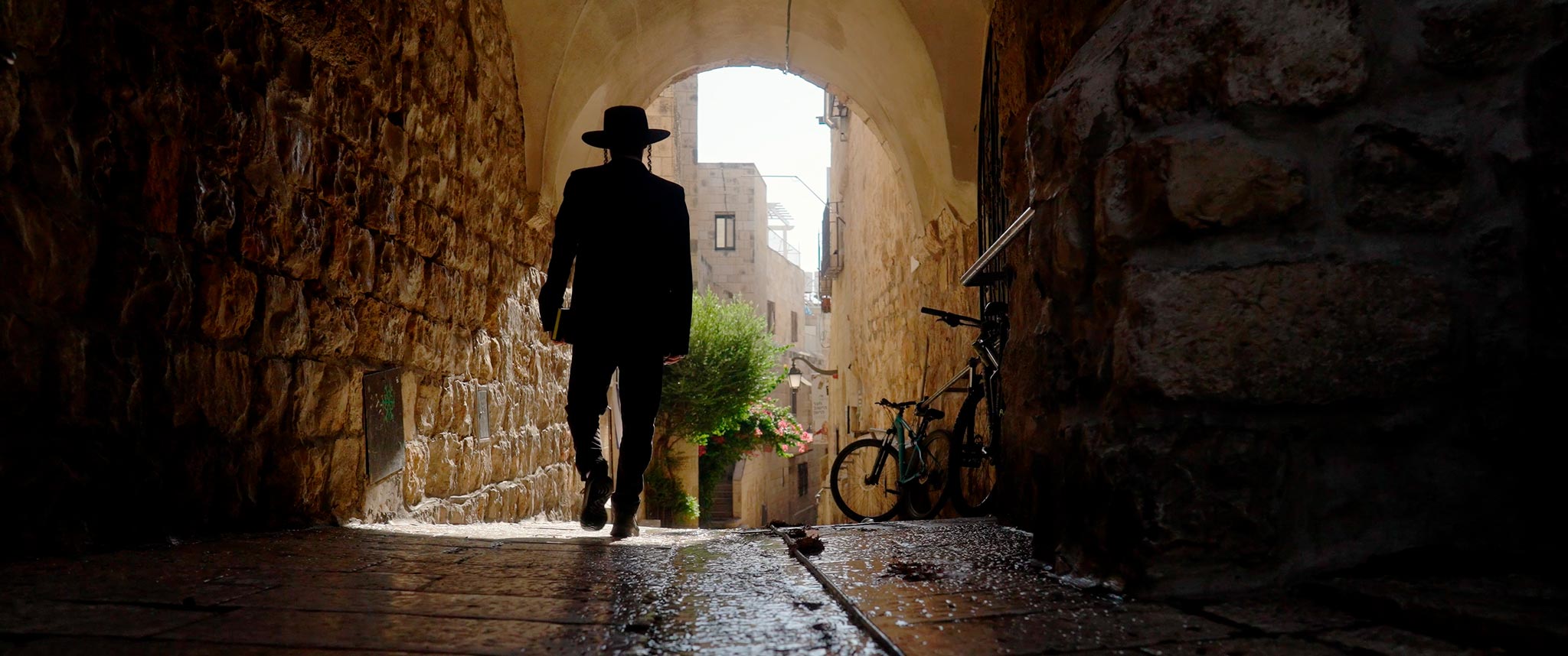 fotograma de la película documental EN BUSCA DEL MESÍAS