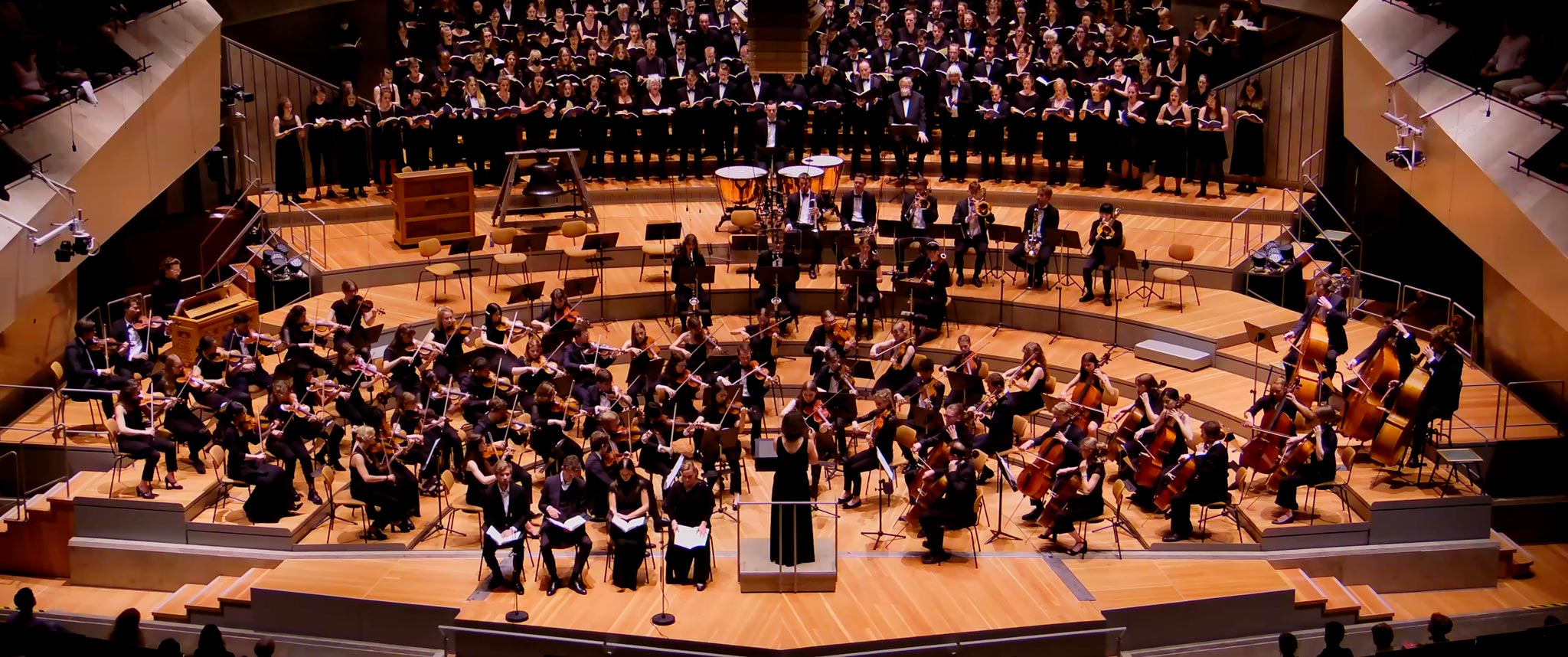 fotograma de la película documental EN BUSCA DEL MESÍAS